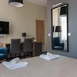 Hotel Traffic Stare